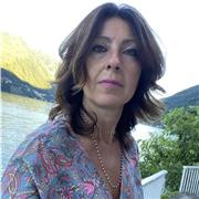 Docente di matematica impartisce lezioni a ragazzi di scuola media superiore di secondo grado